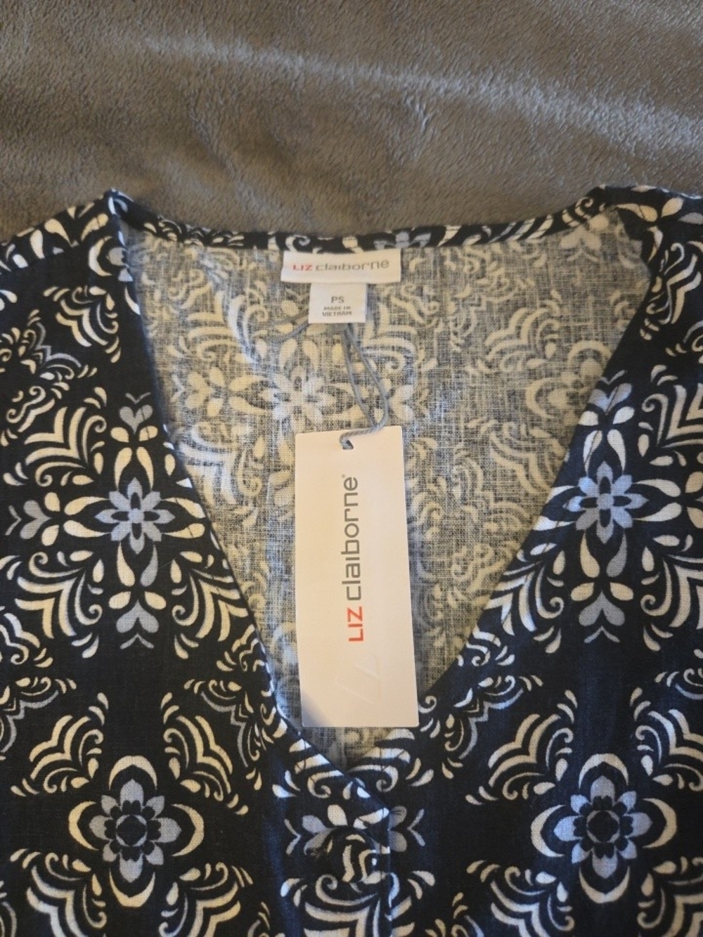 Liz Claiborne Black & White Patterned V-Neck Women's Top